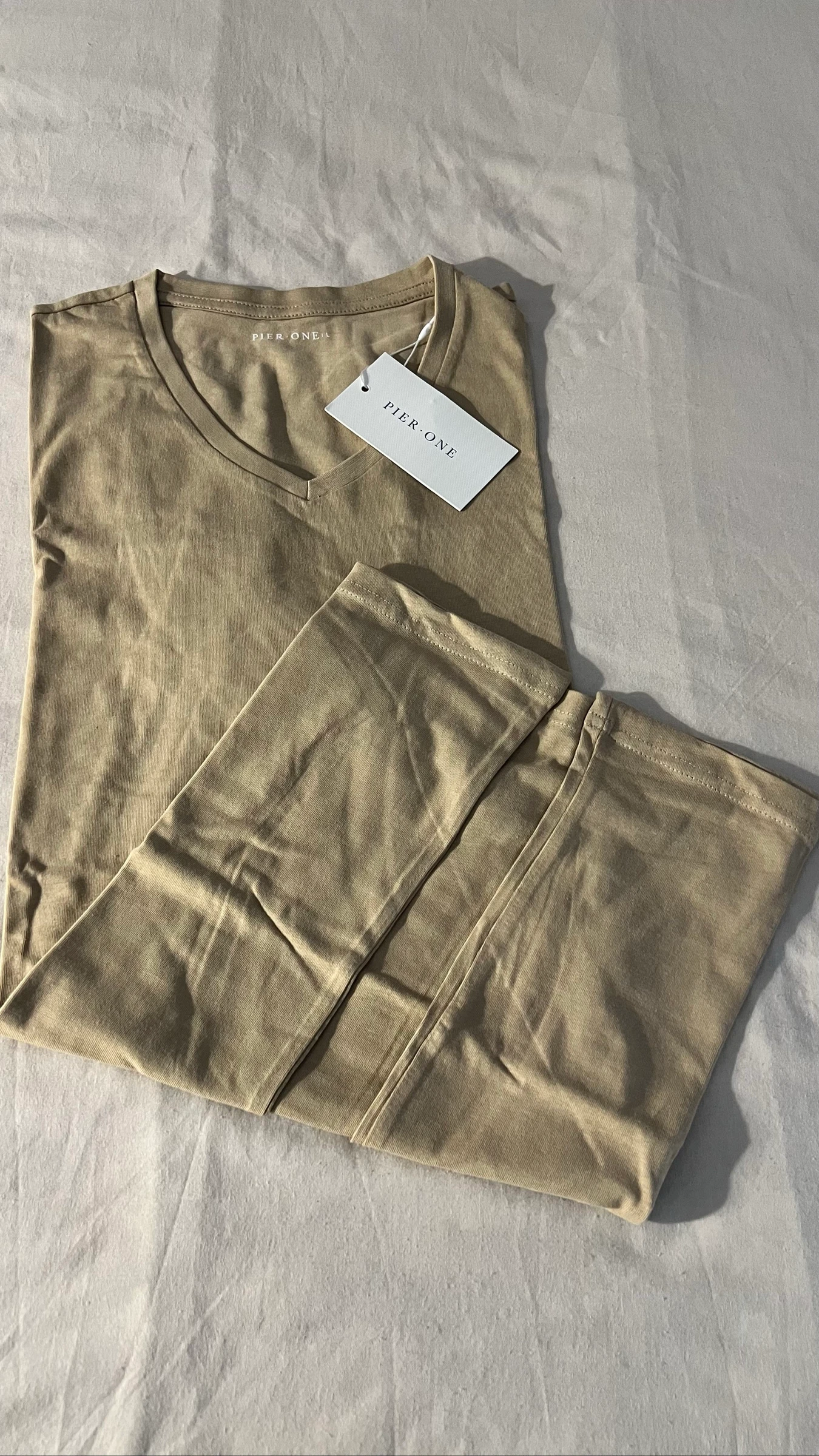 Camiseta para hombre de cuello en V color canela Cálido y atemporal – photo 3